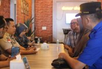 Satgas KTR Kota Padang melakukan sosialisasi Peraturan Daerah Nomor 24 Tahun 2012 tentang KTR ke sejumlah fasilitas publik, Kamis (6/2/2025). (Foto: Diskominfo Padang)
