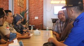 Satgas KTR Kota Padang melakukan sosialisasi Peraturan Daerah Nomor 24 Tahun 2012 tentang KTR ke sejumlah fasilitas publik, Kamis (6/2/2025). (Foto: Diskominfo Padang)
