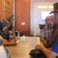 Satgas KTR Kota Padang melakukan sosialisasi Peraturan Daerah Nomor 24 Tahun 2012 tentang KTR ke sejumlah fasilitas publik, Kamis (6/2/2025). (Foto: Diskominfo Padang)
