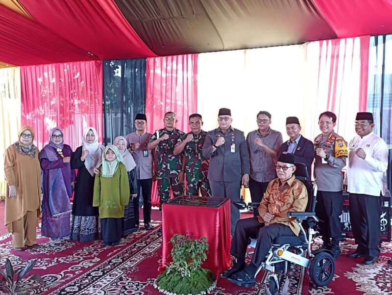 Pj Wali Kota Padang Andree Algamar meresmikan kantor baru Disdikbud Padang di Jalan Marah Rsuli, Jumat (7/2/2025). (Foto: Diskominfo Padang)