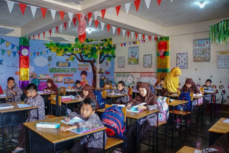 SDIT Mhd. Syarif berkolaborasi dengan para wali murid untuk menciptakan sudut baca yang lebih menarik dan interaktif. (Foto: Diskominfo Padang Panjang)
