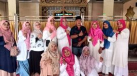 Lurah Gurun Laweh Nan XX Vebrinanda saat menghadiri pemilihan Ketua BKMT dan Bundo Kanduang di Kelurahan Gurun Laweh, Sabtu (8/2/2025). (Foto: Ist)