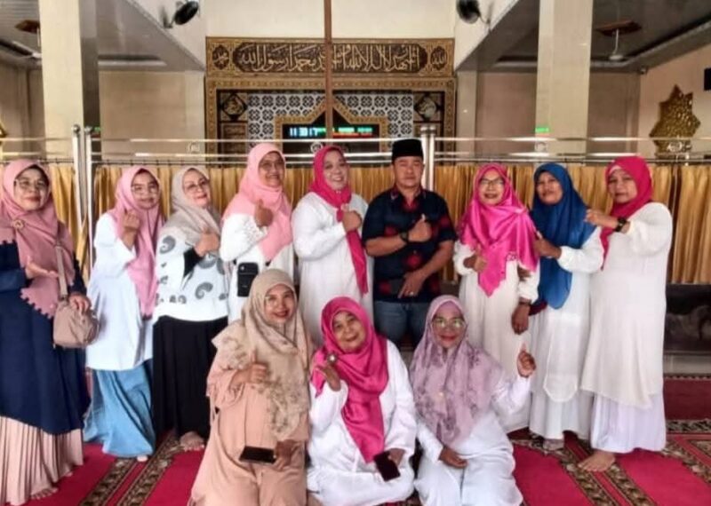 Lurah Gurun Laweh Nan XX Vebrinanda saat menghadiri pemilihan Ketua BKMT dan Bundo Kanduang di Kelurahan Gurun Laweh, Sabtu (8/2/2025). (Foto: Ist)