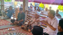 Camat Lubeg, Nofiandi Amir menghadiri sosialisasi pengelolaan sampah oleh LPS Kelurahan di Palanta Nita Jaya RW 10, Kelurahan Parak Laweh Pulau Aia Nan XX, Sabtu (8/2/2025). (Foto: Ist)