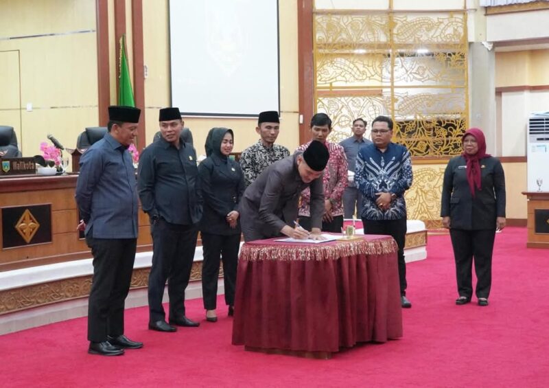 DPRD Padang Panjang gelar Rapat Paripurna Pengumuman Hasil Penetapan Pasangan Calon Wali Kota dan Wakil Wali Kota Terpilih Kota Padang Panjang periode 2025-2030, Sabtu (8/2/2025) malam. (Foto: Diskominfo Padang Panjang)