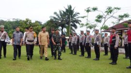 Bupati Dharmasraya, Sutan Riska Tuanku Kerajaan saat Apel Gelar Pasukan Operasi Keselamatan Singgalang Tahun 2025 di Mapolres Dharmasraya, Gunung Medan, Senin (9/2/2025). (Foto: Pemkab Dharmasraya)