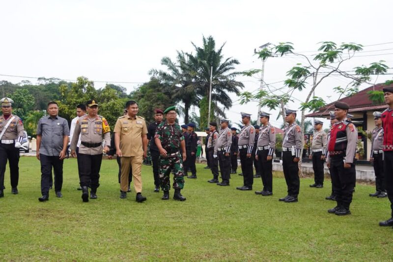 Bupati Dharmasraya, Sutan Riska Tuanku Kerajaan saat Apel Gelar Pasukan Operasi Keselamatan Singgalang Tahun 2025 di Mapolres Dharmasraya, Gunung Medan, Senin (9/2/2025). (Foto: Pemkab Dharmasraya)