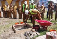 Pj Wali Kota Padang Andree Algamar meletakan batu pertama pembangunan gedung perpustakaan Kota Padang, Senin (10/2/2025). (Foto: Diskominfo Padang)