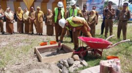 Pj Wali Kota Padang Andree Algamar meletakan batu pertama pembangunan gedung perpustakaan Kota Padang, Senin (10/2/2025). (Foto: Diskominfo Padang)