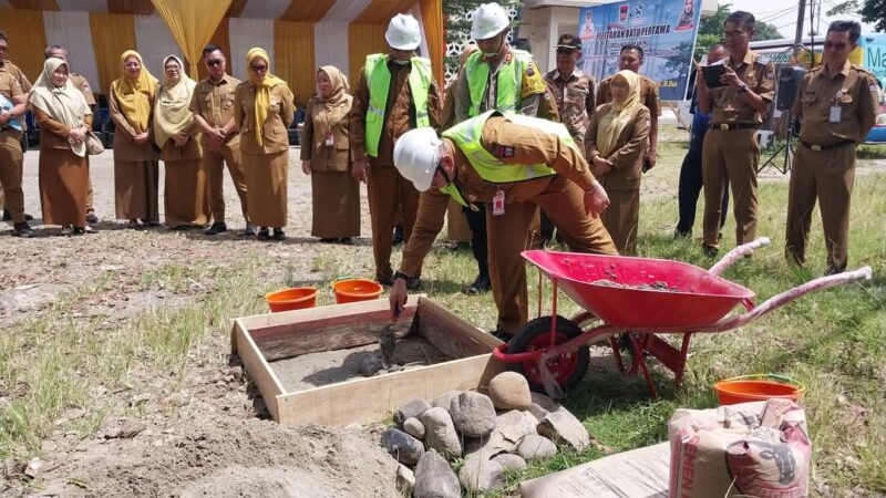 Pj Wali Kota Padang Andree Algamar meletakan batu pertama pembangunan gedung perpustakaan Kota Padang, Senin (10/2/2025). (Foto: Diskominfo Padang)