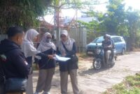 Lurah Gurun Laweh Nan XX, Vebrinanda bersama tim Dinas PUPR Padang melakukan pengukuran ulang dan penentuan batas tanah fasum di RT 01 RW 02, Selasa (11/2/2025). (Foto: Ist)