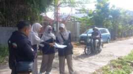 Lurah Gurun Laweh Nan XX, Vebrinanda bersama tim Dinas PUPR Padang melakukan pengukuran ulang dan penentuan batas tanah fasum di RT 01 RW 02, Selasa (11/2/2025). (Foto: Ist)