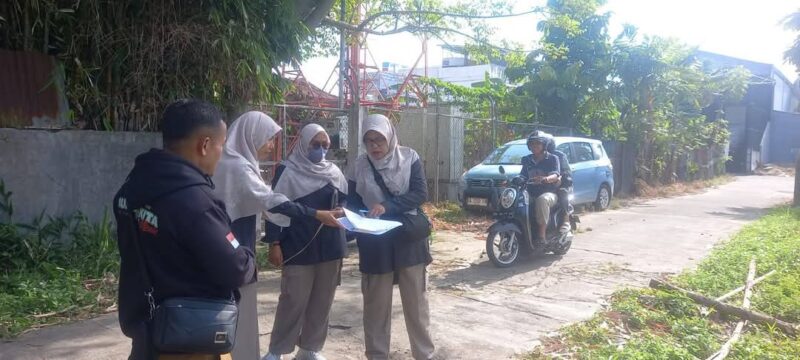 Lurah Gurun Laweh Nan XX, Vebrinanda bersama tim Dinas PUPR Padang melakukan pengukuran ulang dan penentuan batas tanah fasum di RT 01 RW 02, Selasa (11/2/2025). (Foto: Ist)
