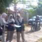 Lurah Gurun Laweh Nan XX, Vebrinanda bersama tim Dinas PUPR Padang melakukan pengukuran ulang dan penentuan batas tanah fasum di RT 01 RW 02, Selasa (11/2/2025). (Foto: Ist)