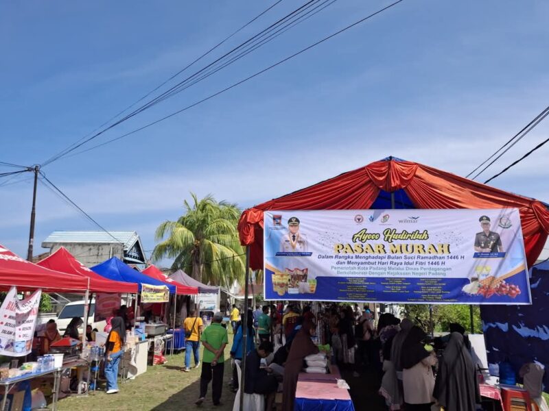 Pemko Padang melalui Dinas Perdagangan bekerja sama dengan Kejari Padang menggelar pasar murah di delapan kecamatan. (Foto: Diskominfo Padang)