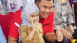 Bupati Dharmasraya Sutan Riska saat menghadiri peringatan ulang tahun Nagari Sungai Duo yang ke-15 pada Selasa (11/2/2025). (Foto: Pemkab Dharmasraya)