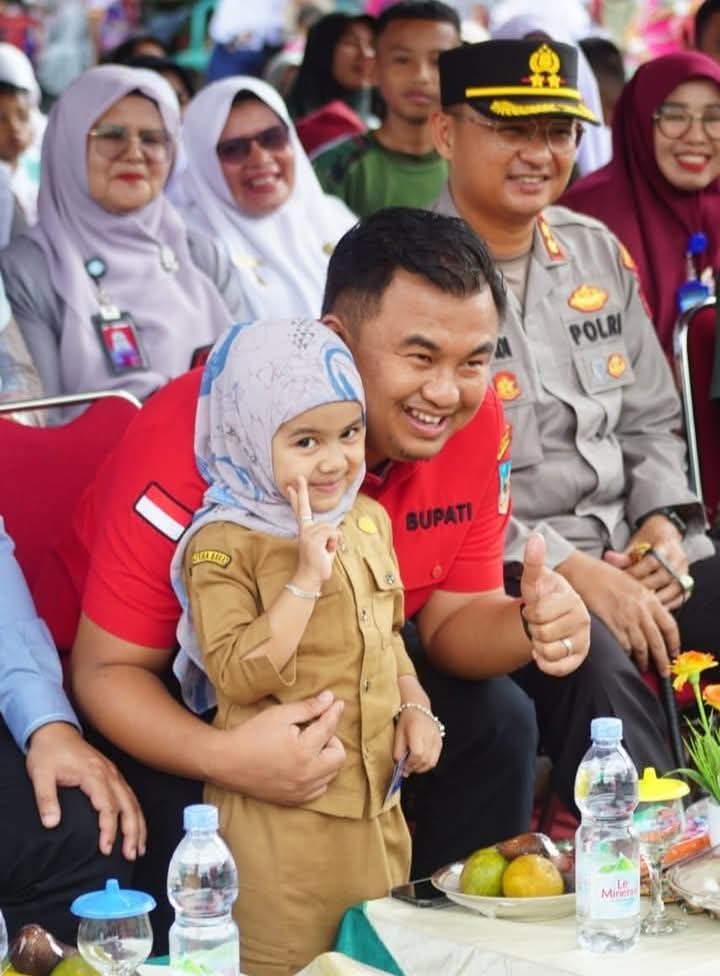 Bupati Dharmasraya Sutan Riska saat menghadiri peringatan ulang tahun Nagari Sungai Duo yang ke-15 pada Selasa (11/2/2025). (Foto: Pemkab Dharmasraya)
