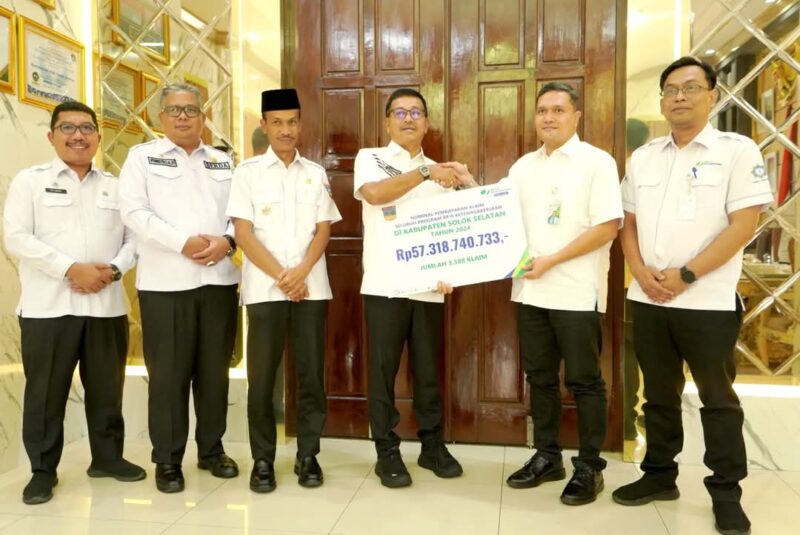 Bupati Solsel Khairunas saat audiensi dengan BPJS Ketenagakerjaan Cabang Solok di ruang kerja bupati, Rabu (12/2/2025). (Foto: Pemkab Solsel)