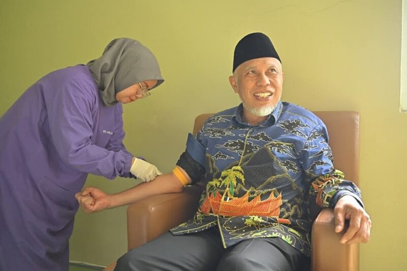 Gubernur Sumbar Mahyeldi Ansharullah menjalani pemeriksaan medis di RS Unand, Kamis (13/2/2025). (Foto: ADPSB)