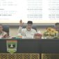 Gubernur Sumbar Mahyeldi saat memimpin rapat evaluasi terkait capaian target pendapatan 2024 dan kajian potensi serta inovasi untuk pendapatan tahun 2025 di Aula Kantor Gubernur Sumbar, Minggu (9/2/2025). (Foto: ADPSB)