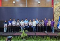 Kapolres Padang Panjang, AKBP Kartyana Widyarso Wardoyo Putro menerima penghargaan dari Ikatan IMI Sumbar. (Foto: Diskominfo Padang Panjang)