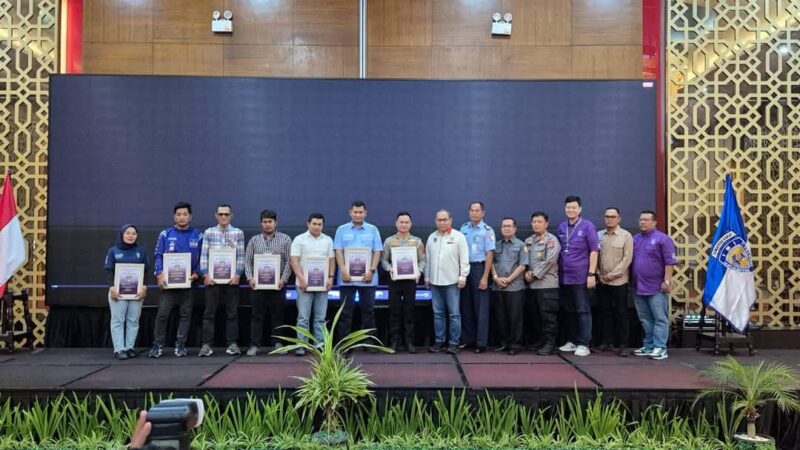 Kapolres Padang Panjang, AKBP Kartyana Widyarso Wardoyo Putro menerima penghargaan dari Ikatan IMI Sumbar. (Foto: Diskominfo Padang Panjang)