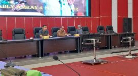 Kepala Dinas Sosial Padang, Heriza Syafani, dalam sosialisasi product knowledge JKN di Ruang Bagindo Aziz Chan, Selasa (18/12/2024). (Foto: Diskominfo Padang)
