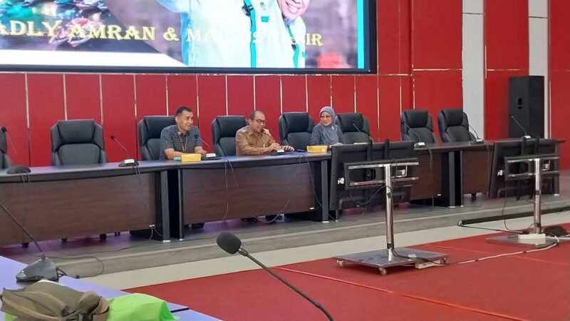 Kepala Dinas Sosial Padang, Heriza Syafani, dalam sosialisasi product knowledge JKN di Ruang Bagindo Aziz Chan, Selasa (18/12/2024). (Foto: Diskominfo Padang)
