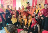 Camat Lubeg Nofiandi Amir bersama Ketua Bundo Kanduang Kota Padang dan para Bundo Kandung Minangkabau Nagari Nan XX Kecamatan Lubeg. (Foto: Ist)