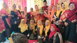 Camat Lubeg Nofiandi Amir bersama Ketua Bundo Kanduang Kota Padang dan para Bundo Kandung Minangkabau Nagari Nan XX Kecamatan Lubeg. (Foto: Ist)