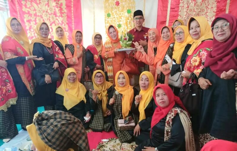 Camat Lubeg Nofiandi Amir bersama Ketua Bundo Kanduang Kota Padang dan para Bundo Kandung Minangkabau Nagari Nan XX Kecamatan Lubeg. (Foto: Ist)