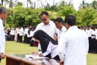 Pj Wali Kota Pariaman Roberia melantik Pegawai Pemerintah dengan Perjanjian Kerja (PPPK) pada Rabu (19/2/2025). (Foto: Diskominfo Pariaman)