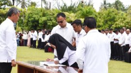 Pj Wali Kota Pariaman Roberia melantik Pegawai Pemerintah dengan Perjanjian Kerja (PPPK) pada Rabu (19/2/2025). (Foto: Diskominfo Pariaman)