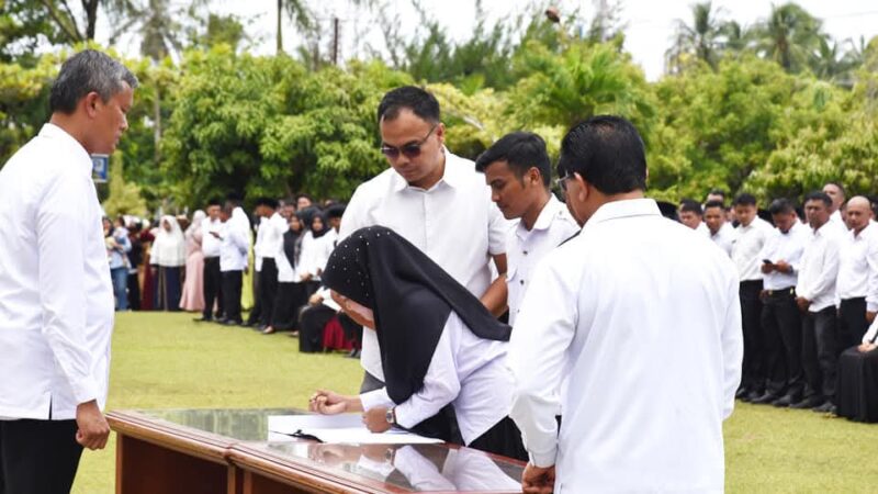 Pj Wali Kota Pariaman Roberia melantik Pegawai Pemerintah dengan Perjanjian Kerja (PPPK) pada Rabu (19/2/2025). (Foto: Diskominfo Pariaman)