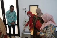 Diskominfo Padang bersama Dispusip melakukan pemusnahan arsip inaktif atau arsip tak terpakai, Kamis (20/2/2025). (Foto: Diskominfo Padang)