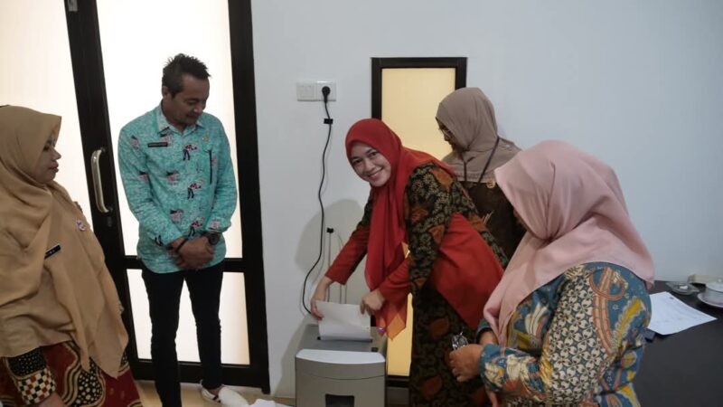 Diskominfo Padang bersama Dispusip melakukan pemusnahan arsip inaktif atau arsip tak terpakai, Kamis (20/2/2025). (Foto: Diskominfo Padang)