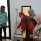 Diskominfo Padang bersama Dispusip melakukan pemusnahan arsip inaktif atau arsip tak terpakai, Kamis (20/2/2025). (Foto: Diskominfo Padang)