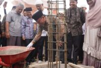 Wakil Wali Kota Padang, Maigus Nasir melakukan peletakan batu pertama pembangunan Masjid M. Nur Al Maimunis di Kelurahan Pia Tangah, Kecamatan Pauh, Minggu (23/2/2025). (Foto: Diskominfo Padang)