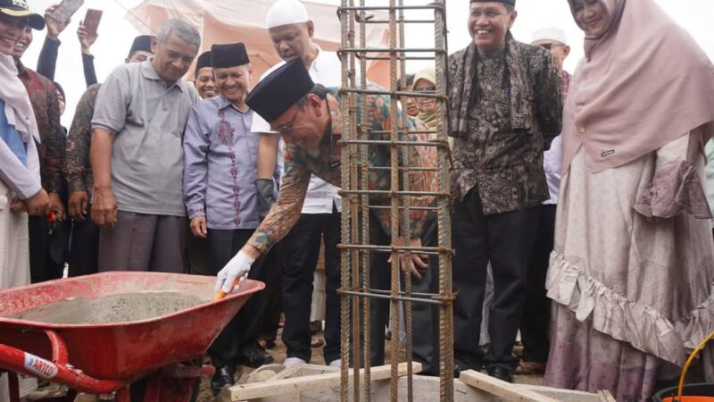 Wakil Wali Kota Padang, Maigus Nasir melakukan peletakan batu pertama pembangunan Masjid M. Nur Al Maimunis di Kelurahan Pia Tangah, Kecamatan Pauh, Minggu (23/2/2025). (Foto: Diskominfo Padang)