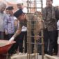 Wakil Wali Kota Padang, Maigus Nasir melakukan peletakan batu pertama pembangunan Masjid M. Nur Al Maimunis di Kelurahan Pia Tangah, Kecamatan Pauh, Minggu (23/2/2025). (Foto: Diskominfo Padang)
