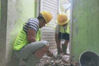 Para pekerja mulai membenahi toilet di kawasan Pantai Muaro Lasak. (Foto: Diskominfo Padang)
