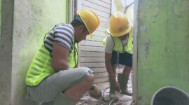 Para pekerja mulai membenahi toilet di kawasan Pantai Muaro Lasak. (Foto: Diskominfo Padang)
