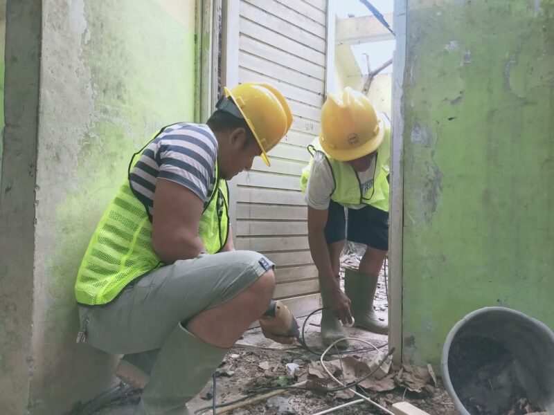 Para pekerja mulai membenahi toilet di kawasan Pantai Muaro Lasak. (Foto: Diskominfo Padang)