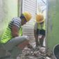 Para pekerja mulai membenahi toilet di kawasan Pantai Muaro Lasak. (Foto: Diskominfo Padang)