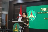Kajati Sumbar Yuni Daru Winarsih memberikan sambutan pada acara silaturahmi IAD Sumbar di Aula Kejaksaan Tinggi Sumbar, Selasa (25/2/2025). (Foto: Diskominfo Padang)