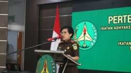 Kajati Sumbar Yuni Daru Winarsih memberikan sambutan pada acara silaturahmi IAD Sumbar di Aula Kejaksaan Tinggi Sumbar, Selasa (25/2/2025). (Foto: Diskominfo Padang)