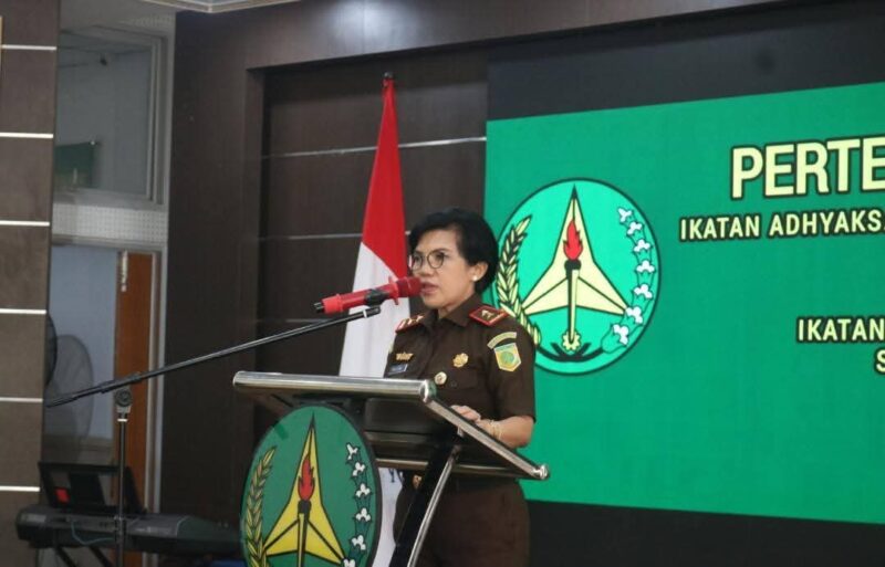 Kajati Sumbar Yuni Daru Winarsih memberikan sambutan pada acara silaturahmi IAD Sumbar di Aula Kejaksaan Tinggi Sumbar, Selasa (25/2/2025). (Foto: Diskominfo Padang)