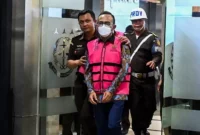 Direktur Utama PT Pertamina Patra Niaga Riva Siahaan (tengah) ditetapkan sebagai tersangka kasus dugaan korupsi dalam tata kelola minyak mentah dan produk kilang pada PT Pertamina Subholding dan Kontraktor Kontrak Kerja Sama (KKKS) tahun 2018-2023 di Kejaksaan Agung, Jakarta, Selasa (25/2/2025). (Foto:  ANTARA/Rivan Awal Lingga/nym)