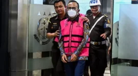 Direktur Utama PT Pertamina Patra Niaga Riva Siahaan (tengah) ditetapkan sebagai tersangka kasus dugaan korupsi dalam tata kelola minyak mentah dan produk kilang pada PT Pertamina Subholding dan Kontraktor Kontrak Kerja Sama (KKKS) tahun 2018-2023 di Kejaksaan Agung, Jakarta, Selasa (25/2/2025). (Foto:  ANTARA/Rivan Awal Lingga/nym)