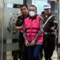 Direktur Utama PT Pertamina Patra Niaga Riva Siahaan (tengah) ditetapkan sebagai tersangka kasus dugaan korupsi dalam tata kelola minyak mentah dan produk kilang pada PT Pertamina Subholding dan Kontraktor Kontrak Kerja Sama (KKKS) tahun 2018-2023 di Kejaksaan Agung, Jakarta, Selasa (25/2/2025). (Foto:  ANTARA/Rivan Awal Lingga/nym)
